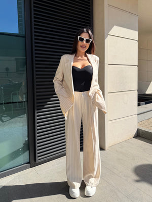 Costum bej cu dungi fine