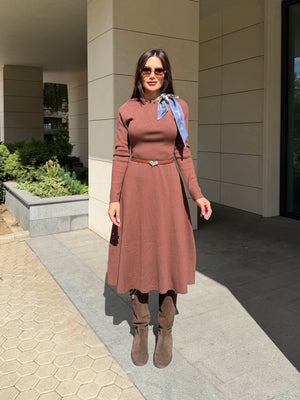 COZY SCARF DRESS – rochie lungă tricotată cu eșarfă