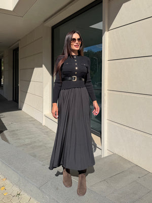 BLACK PLEATED DRESS – rochie lungă plisată cu curea